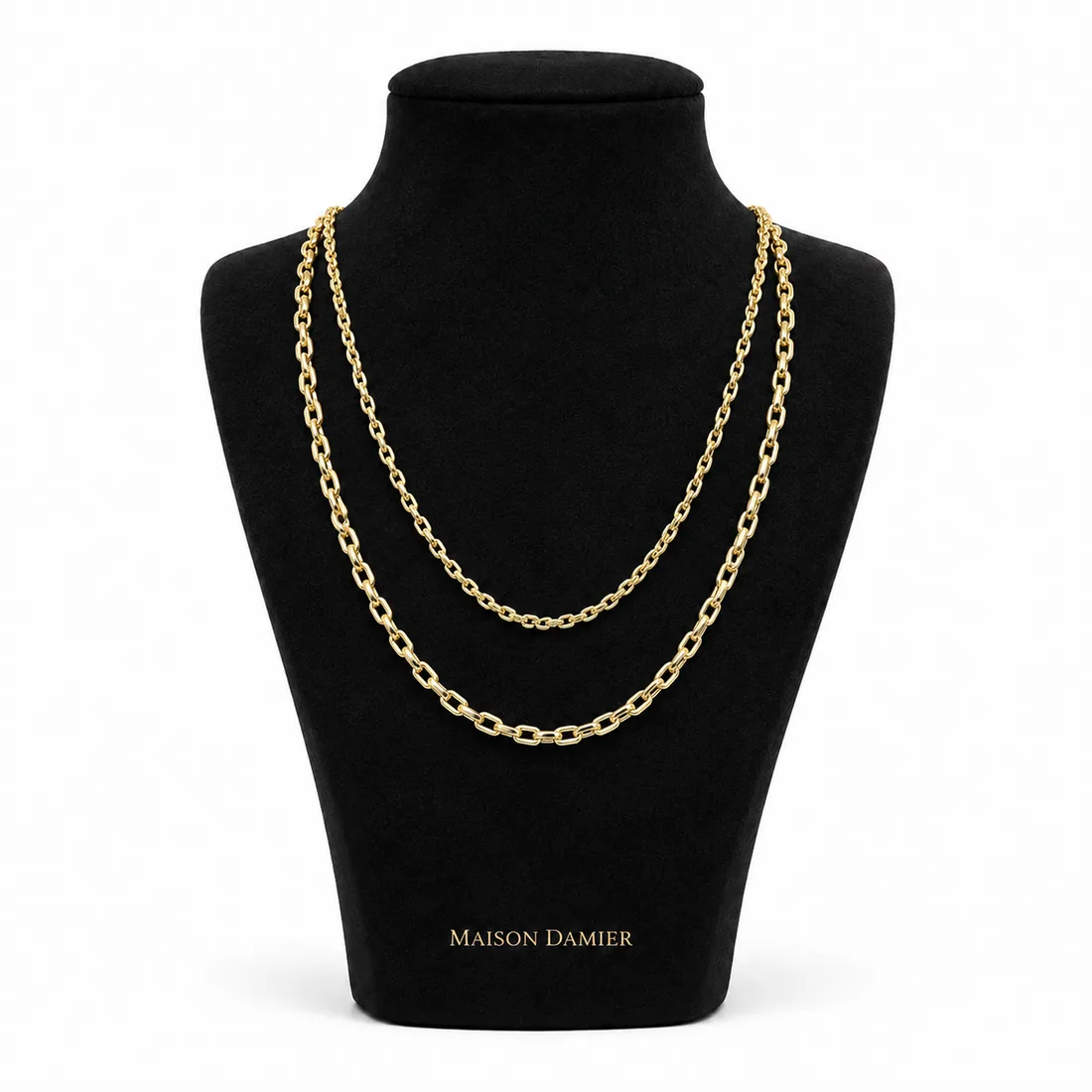Deux chaînes en or portées ensemble, maille moyenne et maille large